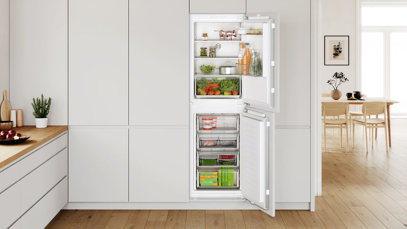 Bosch - Series 2 Built-in fridge-freezer with freezer at bottom 177.2 x 54.1 cm flat hinge KIN85NFE0G