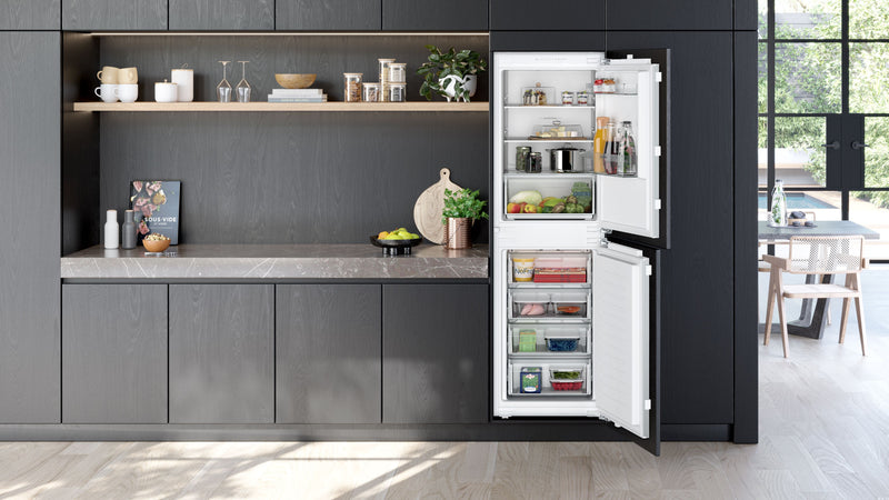 Siemens - iQ100 Built-in fridge-freezer with freezer at bottom 177.2 x 54.1 cm flat hinge KI85NNFE0G