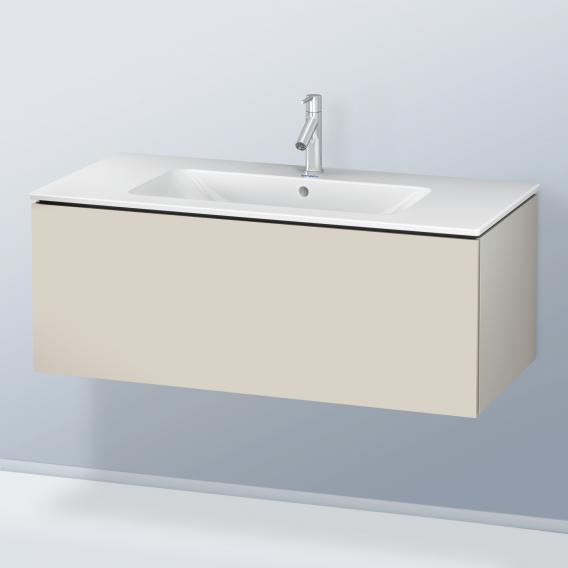 Duravit L-Cube 梳妝台配有 1 個拉出式隔層，內部系統為楓木