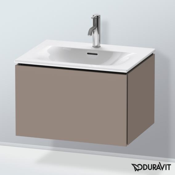 Duravit L-Cube 梳妝台配有 1 個拉出式隔層，內部系統為楓木