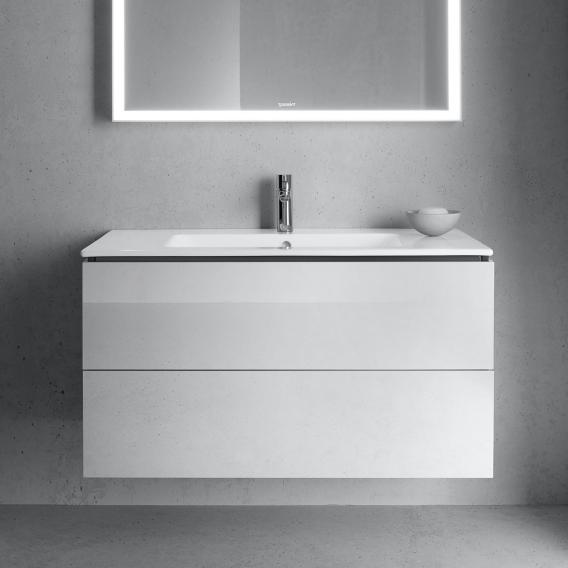 Starck 的 Duravit ME 洗臉盆，配有 L-Cube 梳妝台，附 2 個拉出式隔間，內部系統為楓木