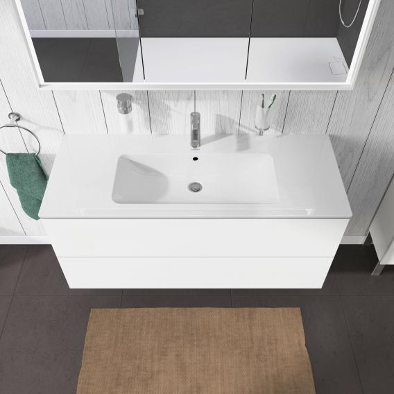 Starck 的 Duravit ME 洗臉盆，配有 L-Cube 梳妝台，附 2 個拉出式隔間，內部系統為楓木