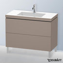 Duravit Vero Air 洗臉盆配有 L-Cube 梳妝台，附 2 個拉出式隔間，內部系統為胡桃木