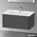 Duravit XViu 梳妝台配有 1 個拉出式隔層，內部系統為胡桃木