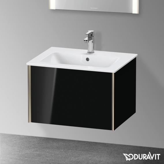 Duravit XViu 梳妝台配有 1 個拉出式隔層，內部系統為楓木