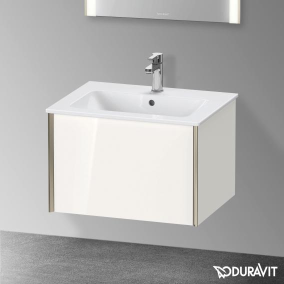 Duravit XViu 梳妝台配有 1 個拉出式隔層，內部系統為楓木