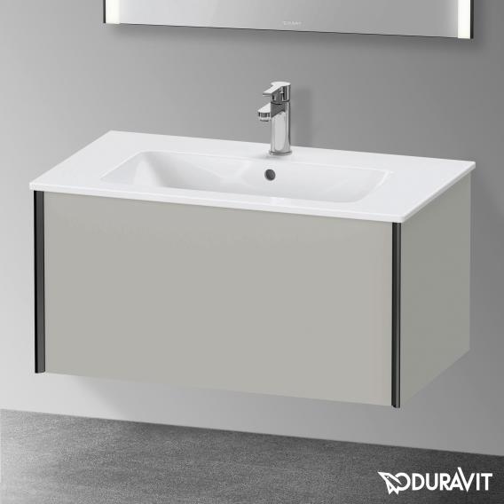 Duravit XViu 梳妝台配有 1 個拉出式隔層，內部系統為胡桃木