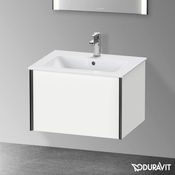 Duravit XViu 梳妝台配有 1 個拉出式隔層，內部系統為胡桃木