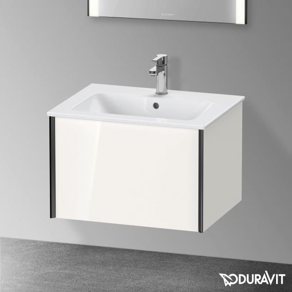 Duravit XViu 梳妝台配有 1 個拉出式隔層，內部系統為楓木