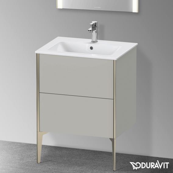 Duravit XViu 梳妝台配有 2 個拉出式隔層，內部系統為胡桃木