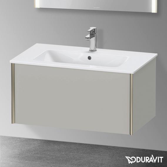 Duravit XViu 梳妝台配有 1 個拉出式隔層，內部系統為胡桃木