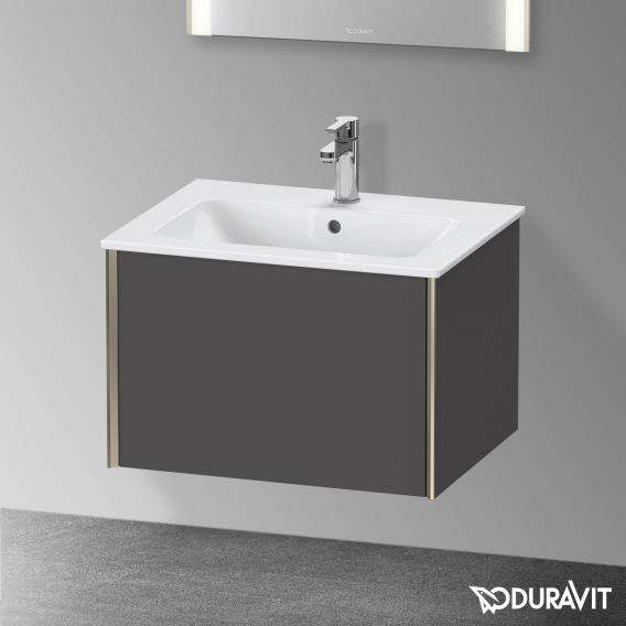 Duravit XViu 梳妝台配有 1 個拉出式隔層，內部系統為楓木