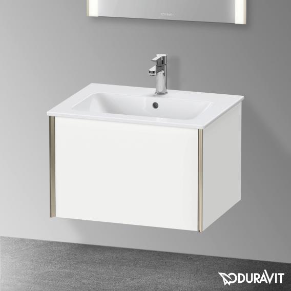 Duravit XViu 梳妝台配有 1 個拉出式隔層，內部系統為楓木