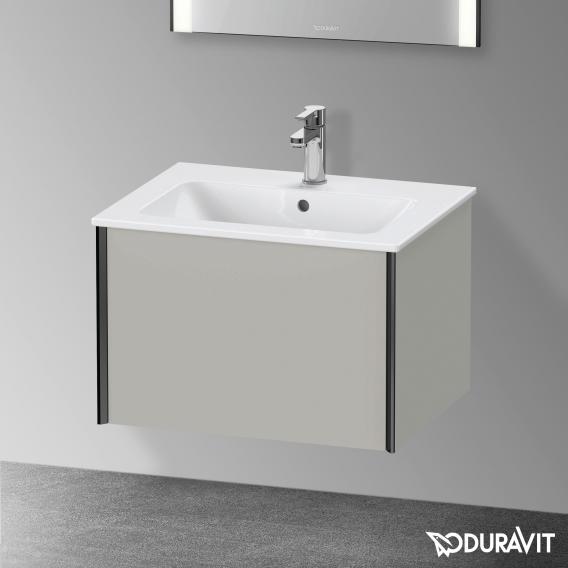 Duravit XViu 梳妝台配有 1 個拉出式隔層，內部系統為胡桃木