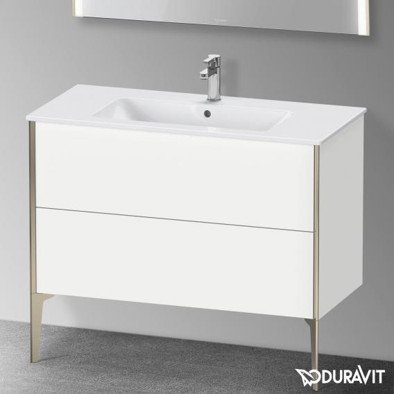 Duravit XViu 梳妝台配有 2 個拉出式隔層，內部系統為胡桃木