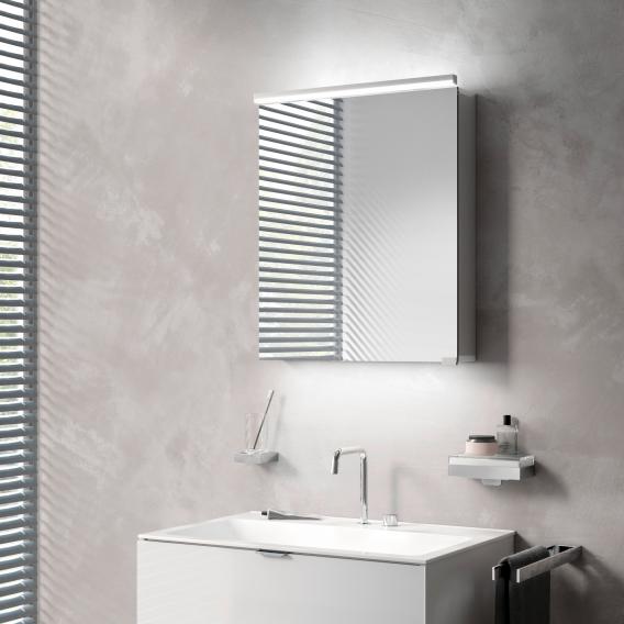 Emco Pure_帶照明的平裝鏡櫃和一扇帶洗臉盆照明的門